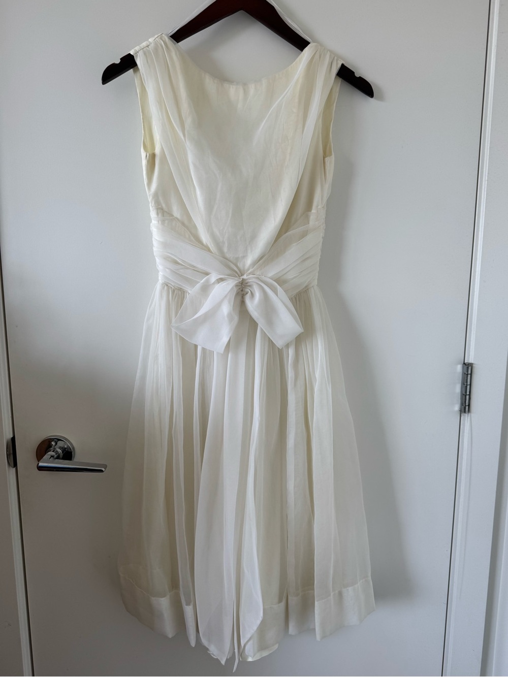 Elegant Ivory Bow-Back Sleeveless Vintage Prom Dress